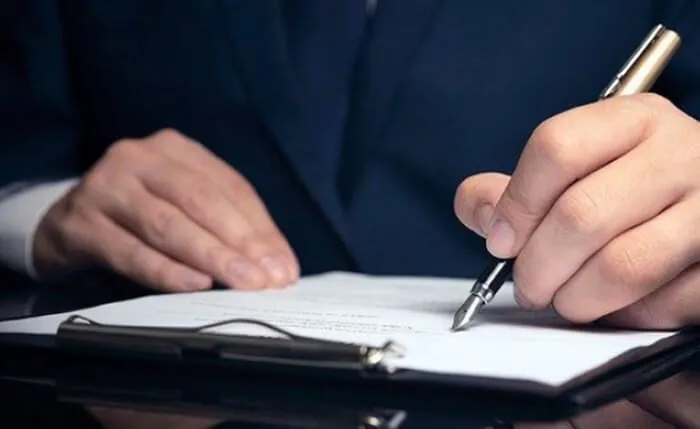UIB insurance risk advisory consultant reviewing a client's exposure in the UAE