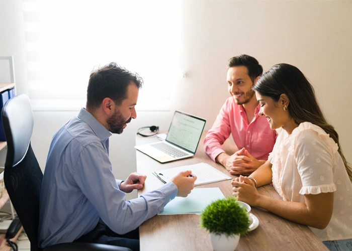 UIB specialty lines broker discussing credit insurance UAE cover with a trading business